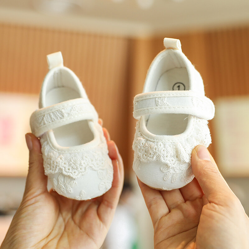 Sepatu Princess renda putih untuk bayi perempuan, sepatu moccasin bayi perempuan, sepatu Moccs sol karet pinggiran pita, sepatu Crib anti selip