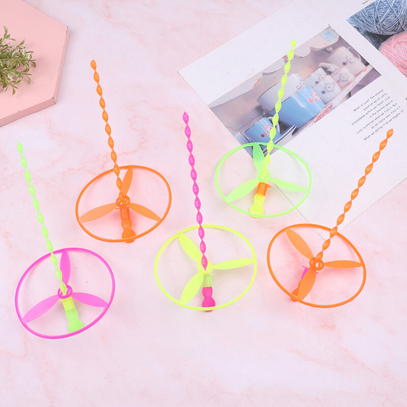 Baru 5 buah Twisty piring terbang helikopter luar ruangan bambu capung mainan gagang plastik hadiah pesta