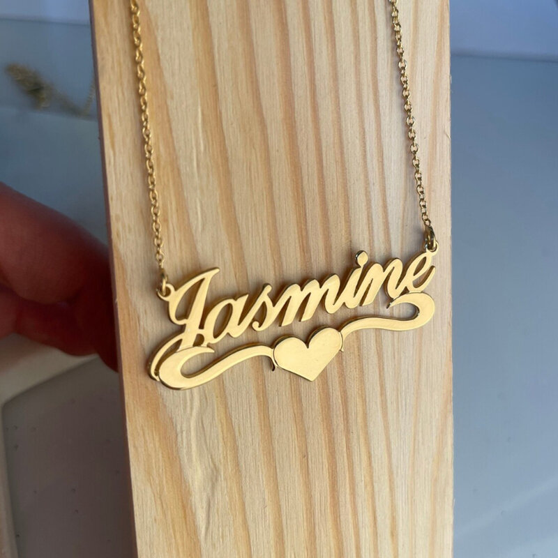 Name necklace with heart-shaped underline, easy to read font engraved with any name as a gift for mom and her