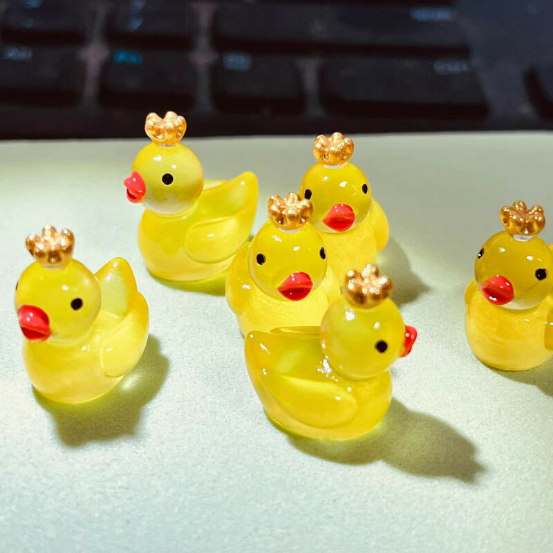 Mini patos amarillos con corona para decoración de jardín, miniaturas de pato, accesorios de decoración de escritorio para el hogar, 30 piezas