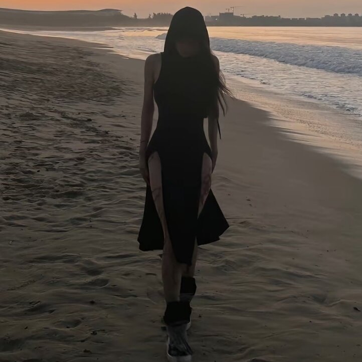 Gaun belah hitam musim panas wanita gaun terpisah tinggi seksi angin gurun Musim Panas 2024