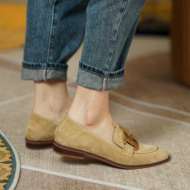 Kobiety buty płaskie buty ze skóry naturalnej mokasyny okrągłe Toe owce zamszowe metalowa ozdoba Slip-on obuwie damskie przytulne obuwie 2021 nowe