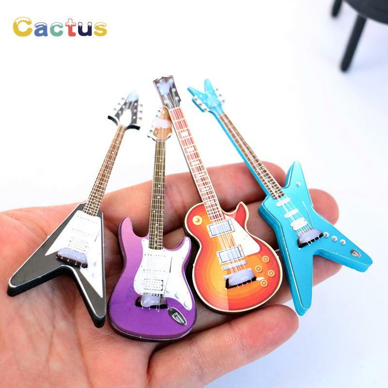 Modelo Miniatura Dollhouse Instrumento Musical, Acessórios Decoração Móveis, Guitarra Brinquedos, 1:12