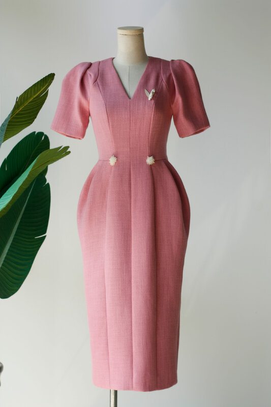 Приталенное твидовое розовое платье с V-образным вырезом и пышными плечами, осеннее платье длиной ниже колена