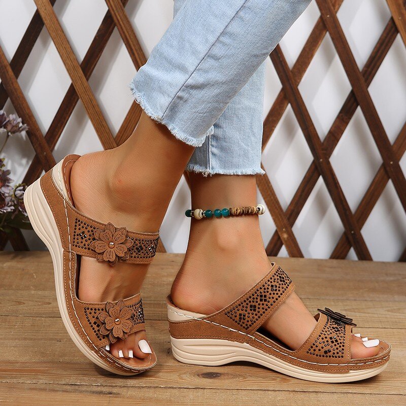 Zapatillas de verano para mujer, zapatos de talla grande, sandalias romanas Retro, sandalias informales de Pu con cuña de flores, zapatillas de plataforma 2024