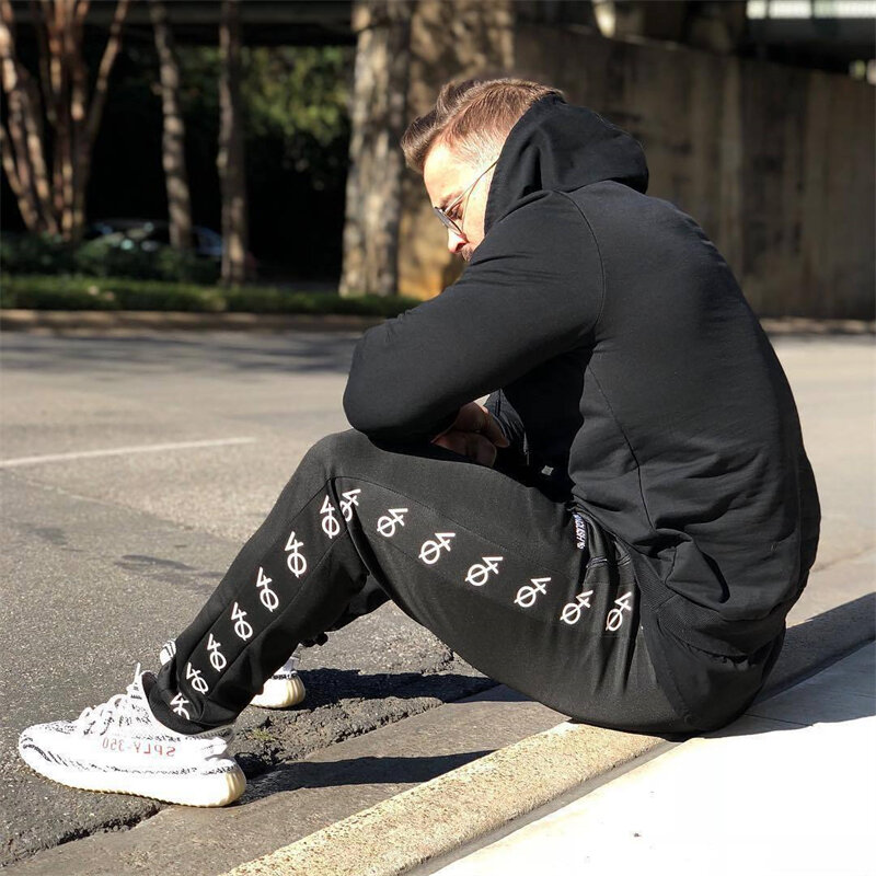Bawełniane czarne smukłe męskie spodnie modne odzież uliczna codzienne spodnie na zewnątrz z nadrukowanymi literami spodnie do fitnessu do ćwiczeń.