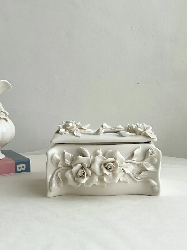 Kotak tisu keramik bunga tiga dimensi, industri berat gaya istana retro putih susu