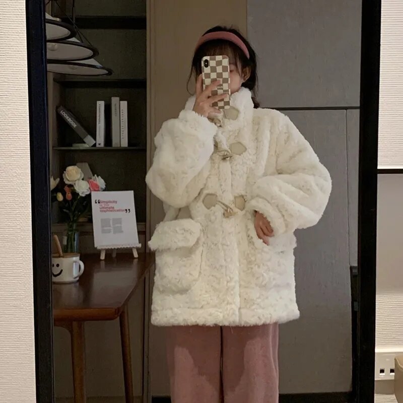 Jaket rambut domba kancing tanduk 2023, jaket bulu buatan lengan panjang Korea, jaket tebal hangat untuk wanita