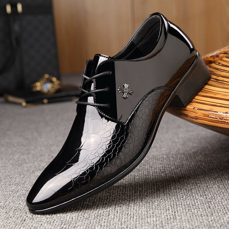 Najnowsze włoskie buty oxford dla mężczyzn luksusowe buty ślubne ze skóry lakierowanej szpiczasty nosek buty klasyczne derbies plus rozmiar 38-48