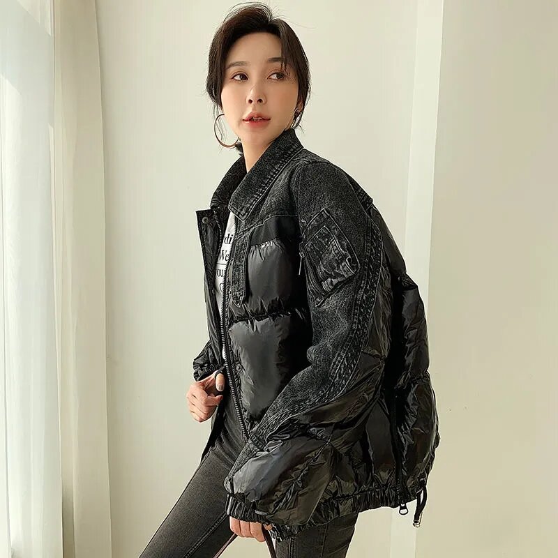 Abrigo de invierno para mujer, Chaqueta corta holgada de cuello alto, estilo coreano, con retales de tela vaquera negra y plumón de pato blanco, novedad de 2023