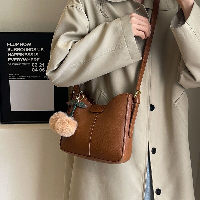 女性用合成皮革バッグ,シンプルなバケットショルダーバッグ,ぬいぐるみペンダント付きの丈夫なハンドバッグ,大容量,新コレクション