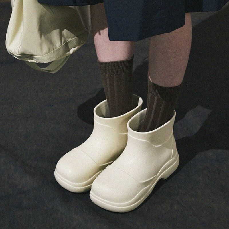 Zapatos de lluvia impermeables de color caramelo, bonitos y versátiles, con un diseño de nicho que se siente grande