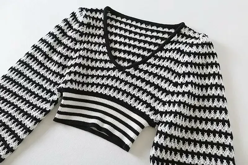 Женский тонкий пуловер в полоску, трикотажный короткий топ с глубоким V-образным вырезом и рукавами-фонариками, весна-осень 2024
