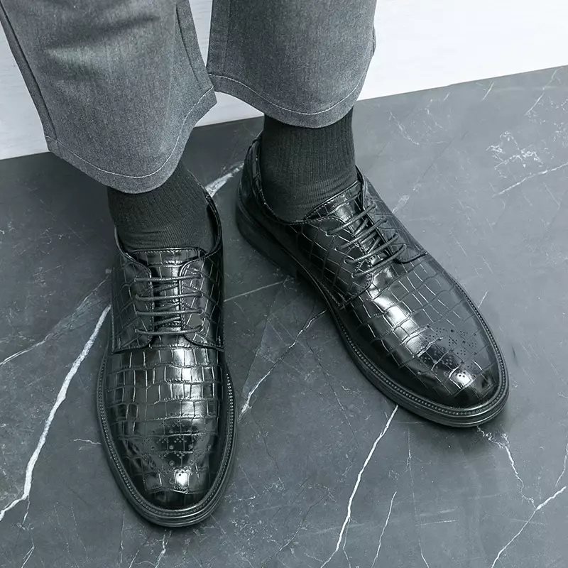Modne męskie buty 2023 ze skórzanymi wiązanymi butami na co dzień gorąca wyprzedaż ze szpiczastym noskiem wysokiej jakości dopasowane kolory nowe męskie buty
