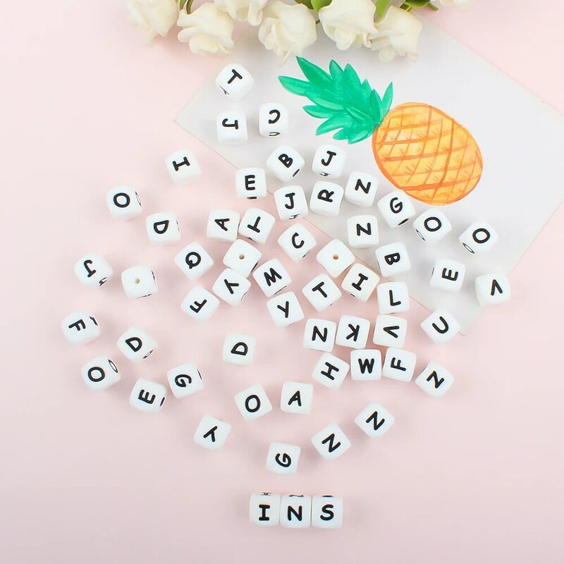 50 buah manik-manik huruf silikon 12mm aksesori klip rantai dot DIY nama unik Teether manik-manik alfabet bahasa Inggris bayi