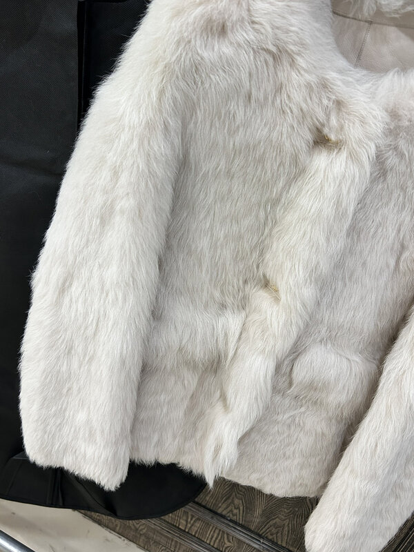معطف من الفرو برقبة مستديرة بصف واحد ، نسخة فضفاضة قصيرة ، دافئة ومريحة ، تصميم جديد ، أو ، أو شتوي
