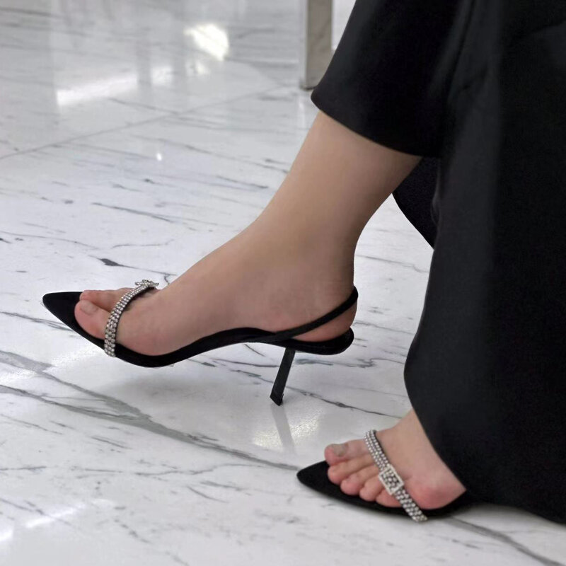 2024 nowa letnia seksowna z wystającym palcem jedna linia klamra całkiem buty na wysokim obcasie z ozdobnymi kamieniami wąskie obcasy czarne jedwabne sandały dla kobiet