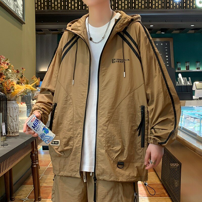 สูทบางของผู้ชายสไตล์เกาหลีสำหรับฤดูร้อนชุดกันรังสียูวีเสื้อแจ็คเก็ตมีฮู้ดแบบลำลอง + กางเกงชุดป้องกันแสงแดดแจ็คเก็ตของผู้ชายคุณภาพสูง