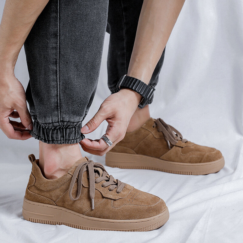 Sepatu kulit sapi suede, sneaker bertali kasual Anti Slip untuk lelaki