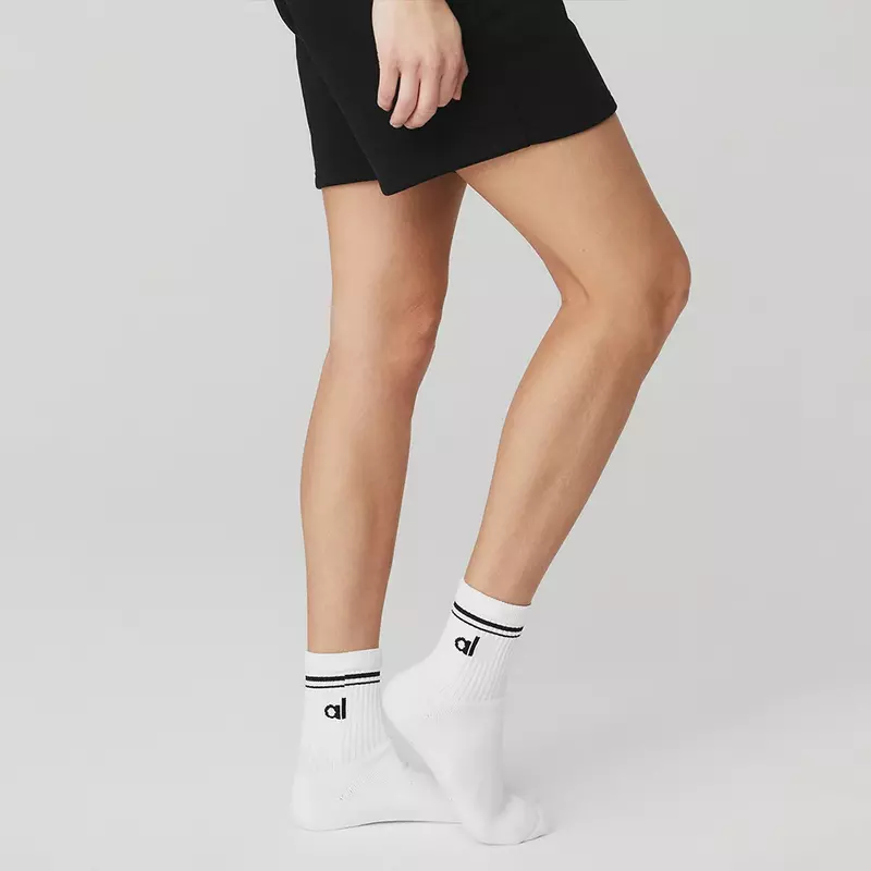 AL Yoga-Calcetines de algodón Unisex, medias de tubo largo en blanco y negro para las cuatro estaciones, accesorio deportivo para Yoga, medias de ocio, estilo de pareja