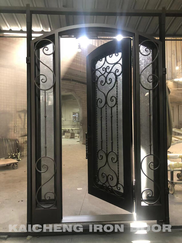 Pintu tunggal besi atas melengkung pra-gantungan dengan lampu sudut pintu besi tempa