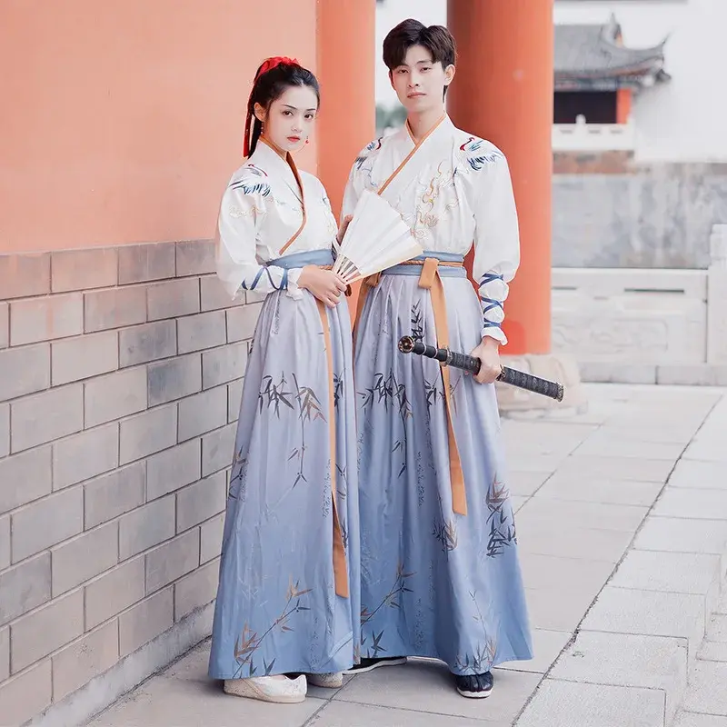 ชุดปักลายคู่แบบดั้งเดิมของ Hanfu สำหรับผู้ชายและผู้หญิงที่ไม่ใช่ของโบราณมีองค์ประกอบแบบจีน