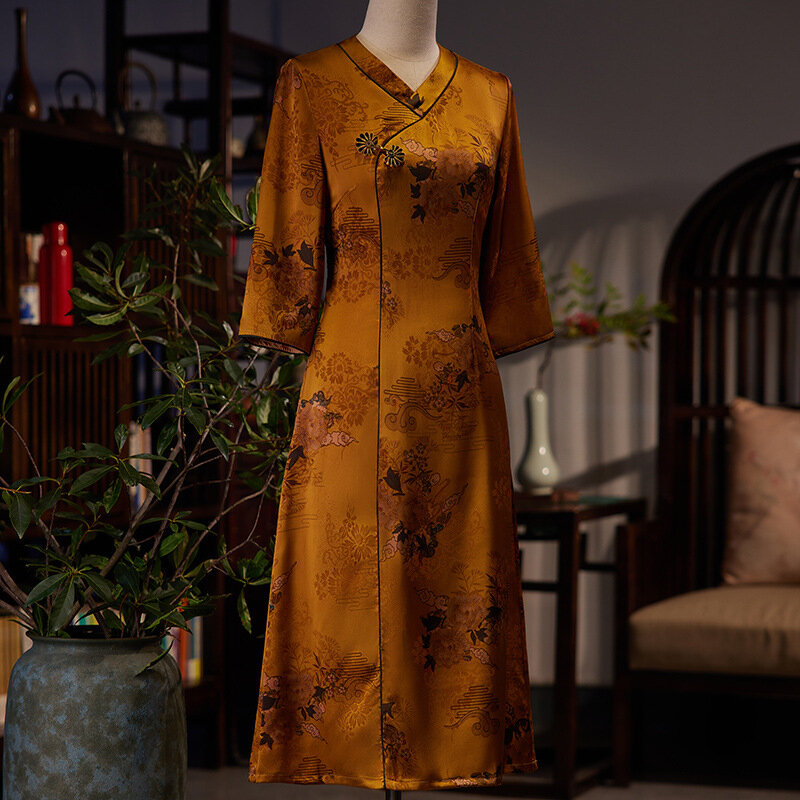女性のための手作りの刺繍されたサテンドレス,ボタンのプリント,Vネック,フレア,7ポイントの袖,セクシー
