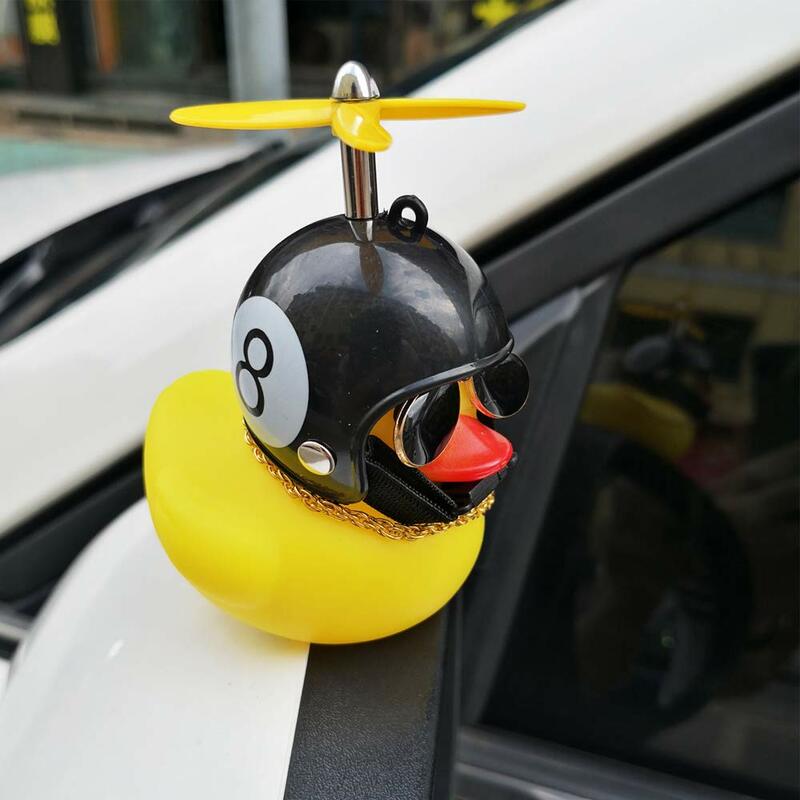Gumowa kaczka samochodu zabawka z kaskiem deska rozdzielcza ozdoby żółta kaczka z naszyjnikiem śmigła