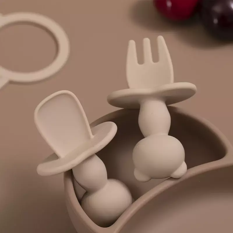 Stoviglie per l'alimentazione in Silicone morbido per neonati per uso alimentare per bambini piccoli cartone animato Panda Mini forchetta da allenamento cucchiaio Set accessori per bambini