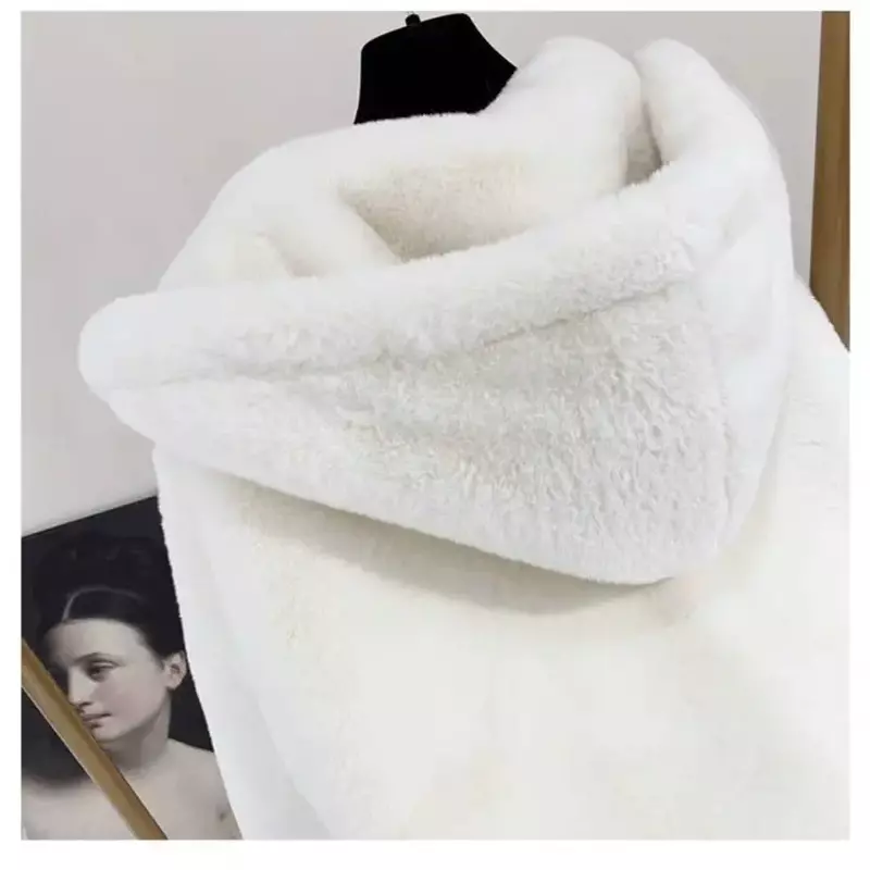 2023 jesienno-zimowa futro jagnięce trawa pluszowy płaszcz kobiet młoda średniej długości luźny płaszcz zimowy z kapturem biały płaszcz