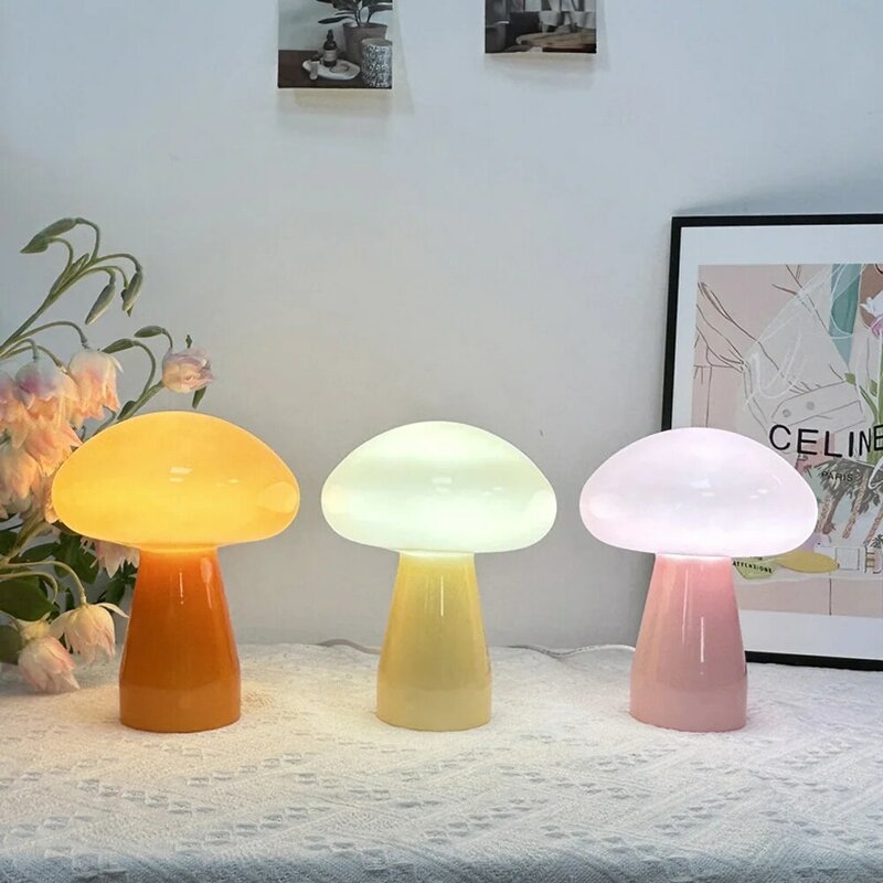 Kremowa lampa stołowa z grzybami wiatrowymi w lampce dekoracyjny budujący atmosferę nocnej romantyczne światełko nocne nastolatki