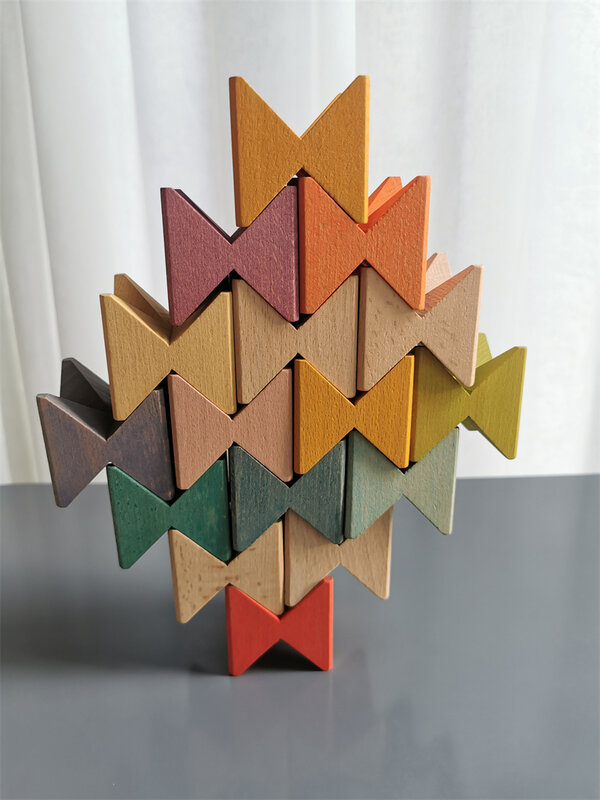 Giocattoli Montessori che costruiscono blocchi di farfalle impilabili in legno per giochi educativi per bambini