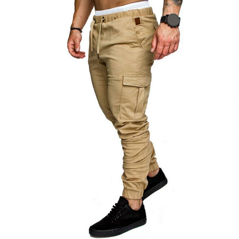 複数のポケットが付いた男性用伸縮性ウエストパンツ、ジム用スウェットパンツ、足首バンド付きデザイン、単色