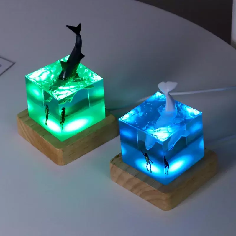 โคมไฟตั้งโต๊ะเรซิ่นก้นทะเลโลกโคมไฟตกแต่งศิลปะรูปแบบเรือจมฉลามไฟกลางคืนชาร์จ USB