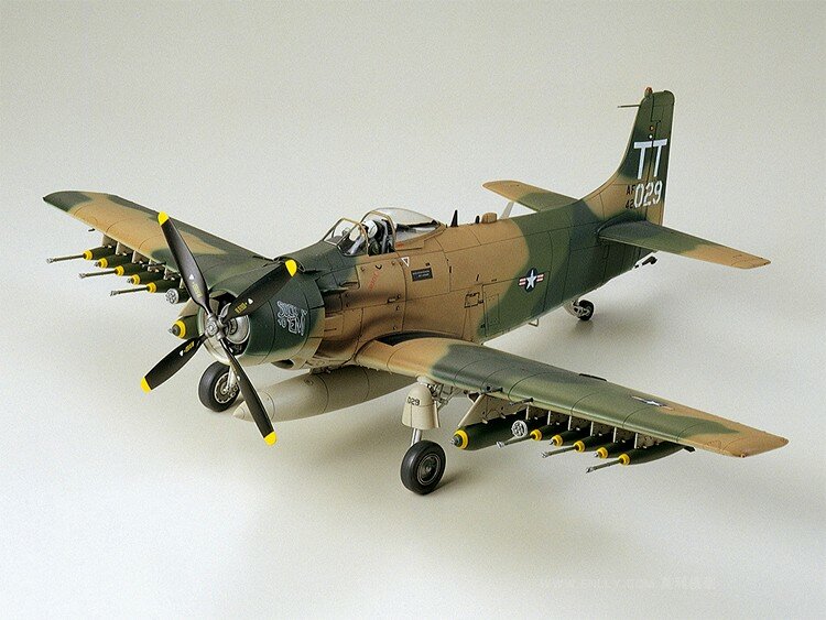 Tamiya 61073 statyczny zmontowany zabawkowy model skalę 1/48 dla amerykańskiego A-1J zestawu model samolotu do ataku skywalkera