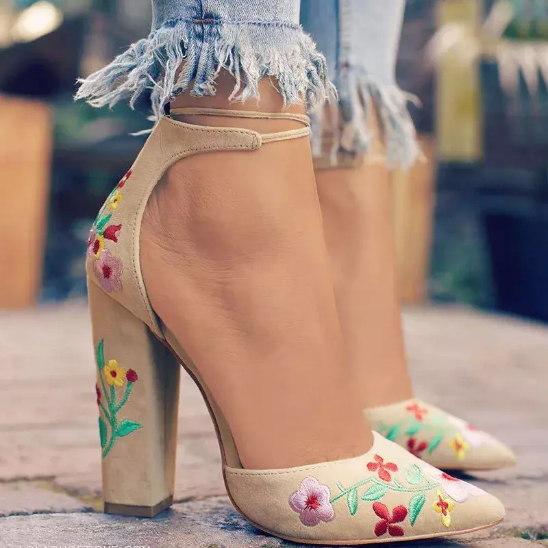 Kwiatowy pasek na kostkę buty na grubym obcasie kobiece seksowne wesele sandały ze szpiczastym noskiem 2024 damskie buty na wysokim obcasie haftowane czółenka