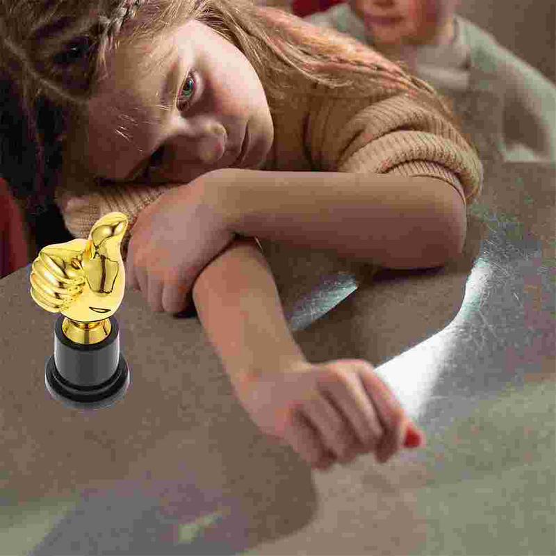 2 szt. Dla dzieci niesamowity konkurs trofeów dla zwycięzcy dekoracja na biurko Model plastikowa nagroda sportowa w kształcie kciuka dla dziecka