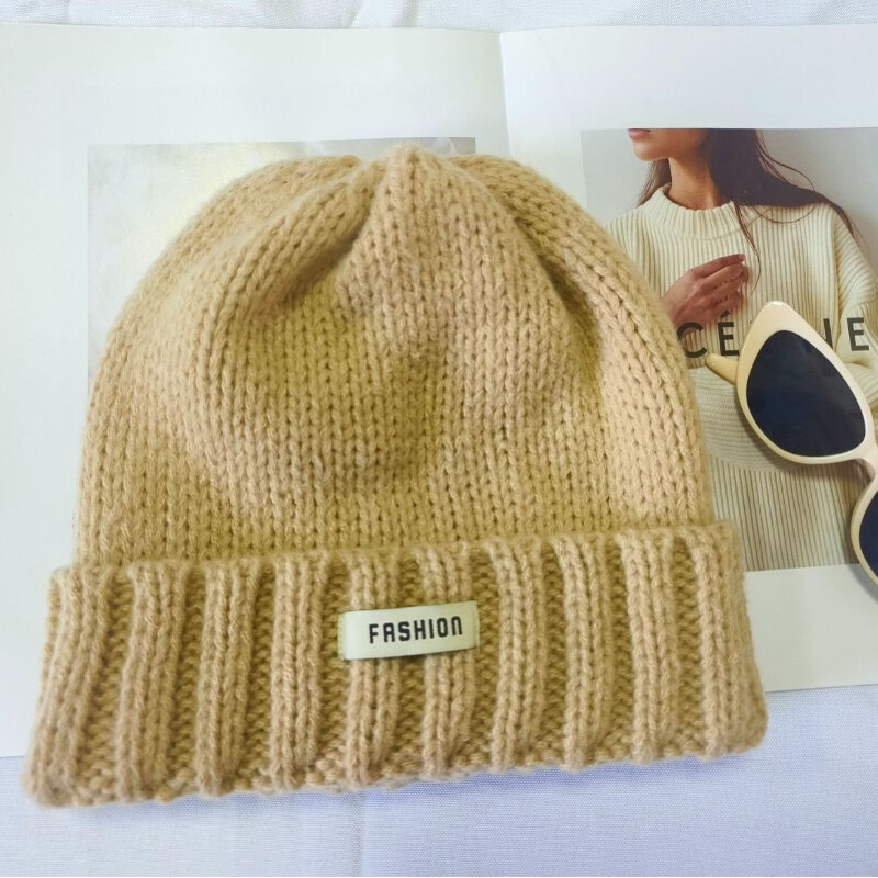 Topi rajut mewah dengan pelindung telinga dan topi wol hangat, serbaguna untuk musim gugur dan musim dingin, memamerkan wajah kecil