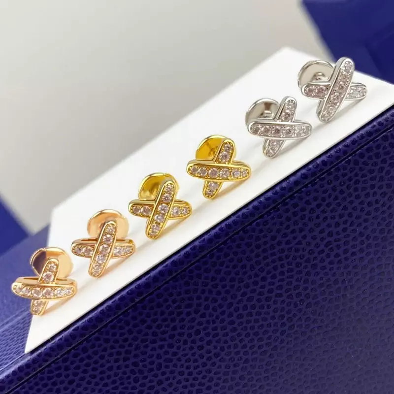 Anting-anting salib mini perak murni S925 modis untuk wanita sederhana dan merek manis perhiasan cantik hadiah pesta