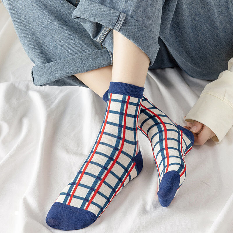 Calzini giapponesi a metà tubo calzini Harajuku per ragazze delle scuole superiori aghi Kawaii calzini in cotone a maglia orso calzini bianchi blu per donna