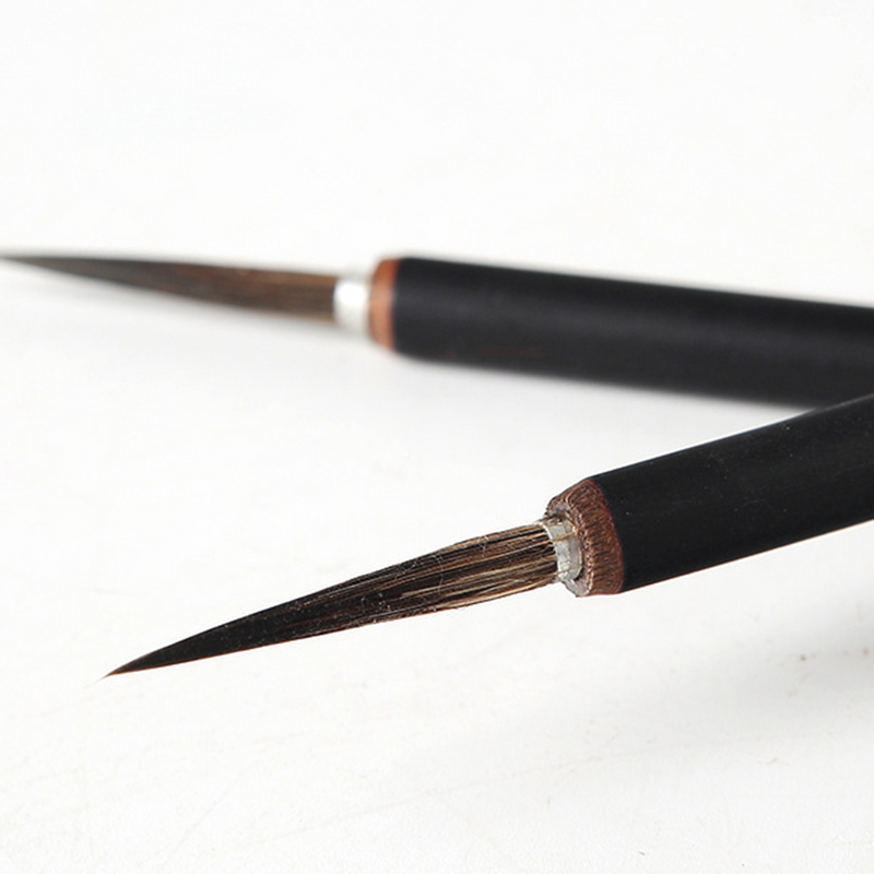 Profissional detalhando pintura escovas, caneta ponta, mão desenho escovas para pintura cerâmica, preto