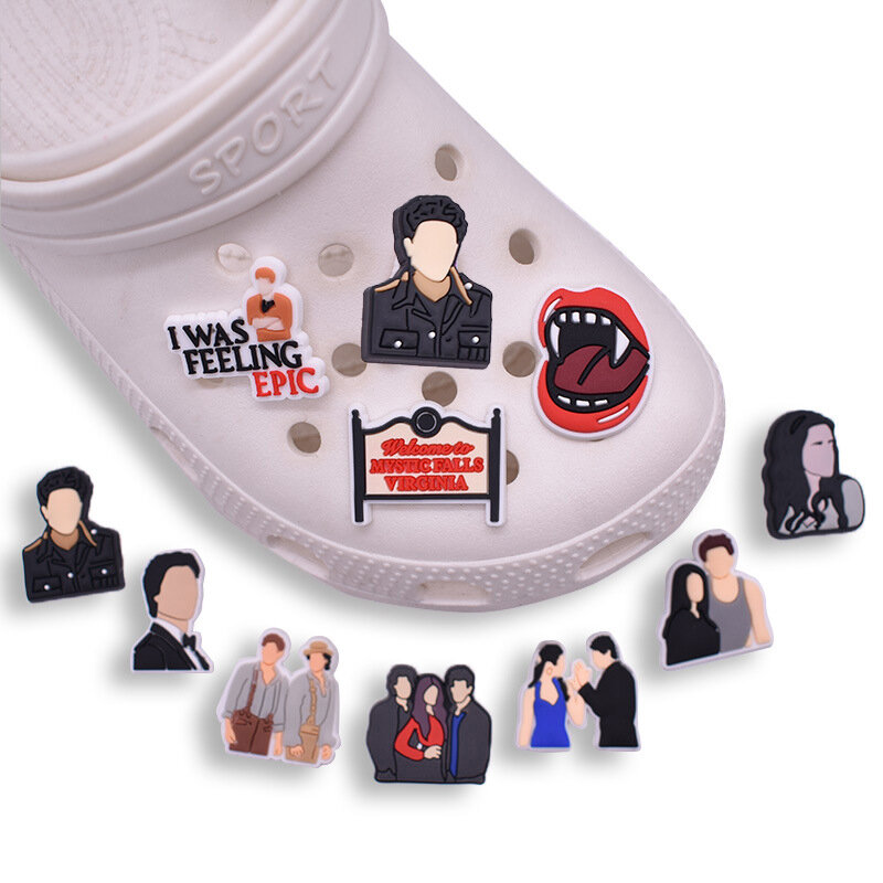 10-pack The Vampire Diaries Tema Pins Croc Encantos Filme Silicone Wristband Ornamento PVC Jardim Sapatos Acessórios Presentes Do Partido