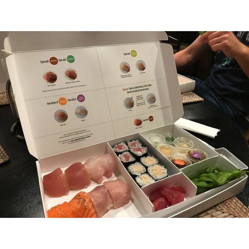 Kustom produk cetak kotak bento kemasan hitam kualitas tinggi sushi togo untuk pergi makanan ringan dengan transparan