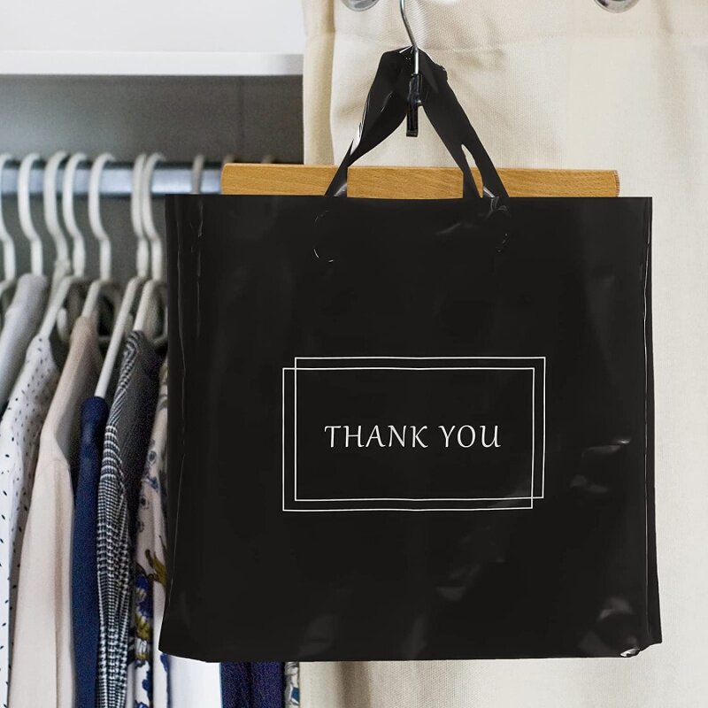 Spersonalizowany produkt 、 własne Logo butikowy biznes zakupowy dzięki miękkiemu pierścieniowi uchwyt czarne plastikowe torby dla małych firm