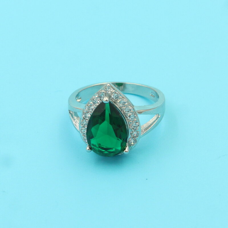 Женское кольцо из серебра 925 пробы с зеленым изумрудом