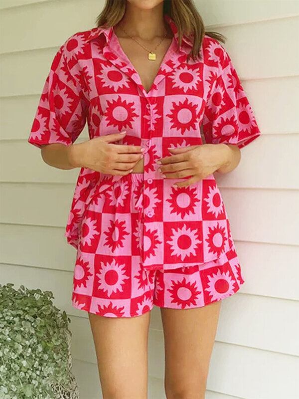 Set blus bunga-bunga 2 potong wanita, baju Hawaii dan celana pendek pinggang elastis musim panas pakaian pantai