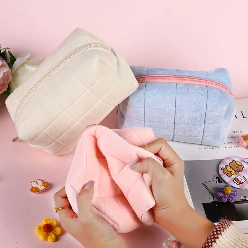 1 Pc Solid Color Cute Fur Makeup Bag for Women Zipper Large Cosmetic Bag Travel Make Up Toiletry Bag Washing Pouch