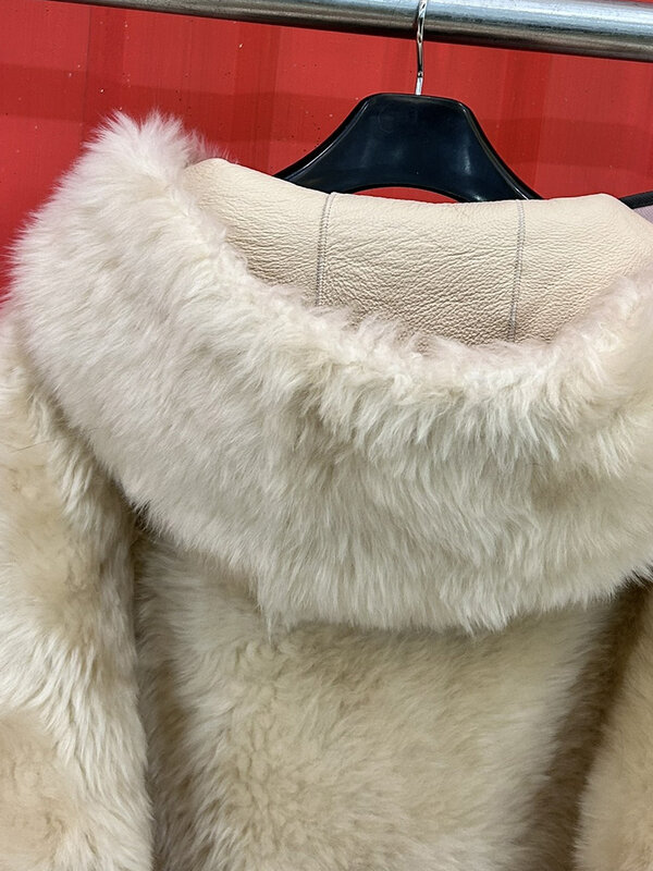 Mantel bulu bertudung pendek longgar versi murni, desain gesper klakson warna murni hangat dan nyaman 2024 Musim Dingin 0102 baru