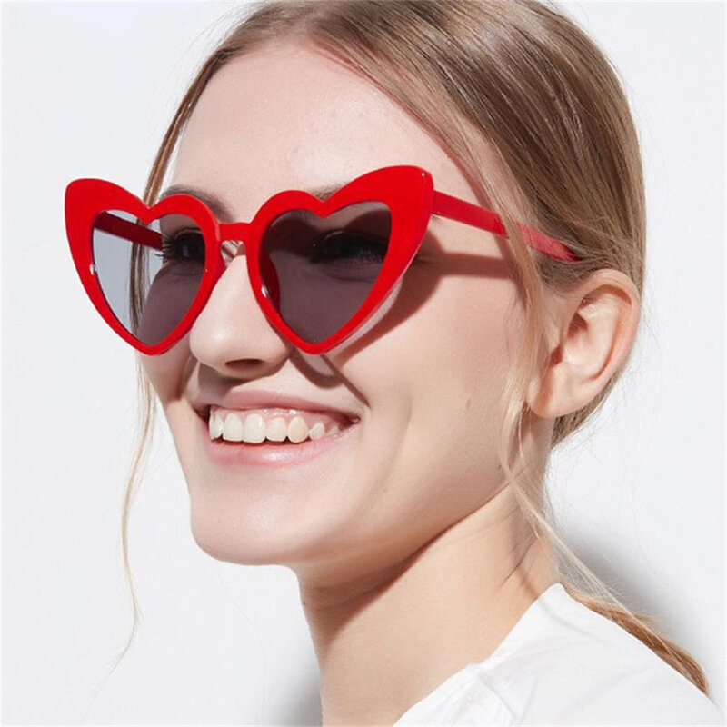Kacamata hitam bentuk hati untuk wanita, kacamata pelindung UV400 besar desainer merek Vintage, kacamata pantai musim panas modis untuk wanita