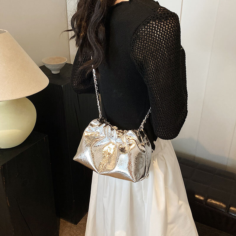 Bolsos cruzados plateados pequeños para mujer, bolso de cubo femenino de diseñador de moda coreana, bolso de mano con cadena y cordón, 2024